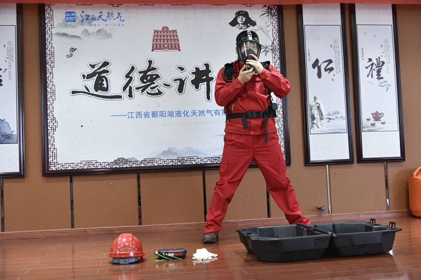 3参赛人员佩戴空气呼吸器.jpg 3参赛人员佩戴空气呼吸器.jpg