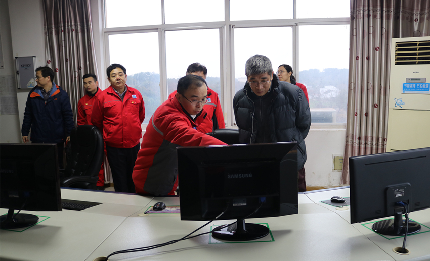 集团公司党委书记、董事长揭小健一行到高安公司慰问调研2_副本.jpg 集团公司党委书记、董事长揭小健一行到高安公司慰问调研2_副本.jpg